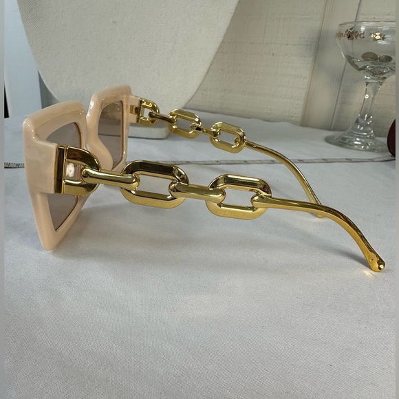 Square chunky vibe beige and goldtone fashion sunglasses - Picture 2 of 5